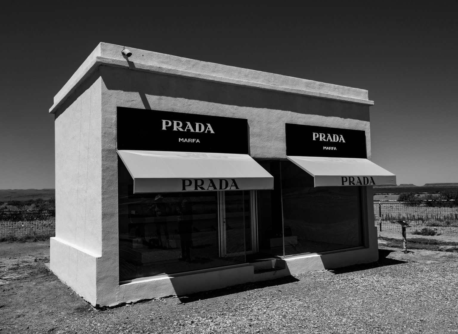 Descubra a elegância eterna da bolsa Prada robby mccullough boXHttFX1sE unsplash