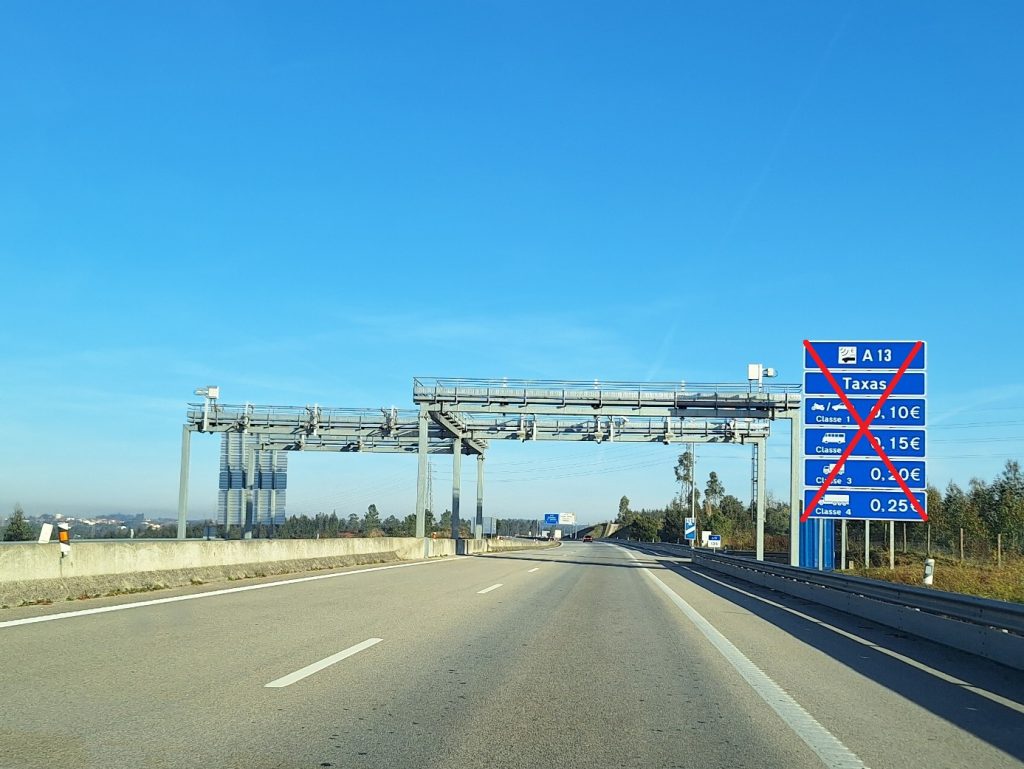 Já estão a retirar os painéis informativos de portagens na A13 e na A23 20250102 093420