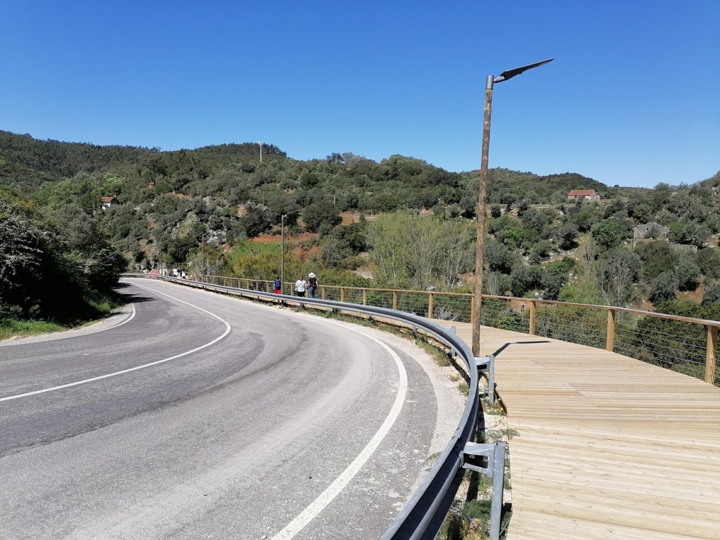 Roubaram candeeiros do novo passadiço no Agroal agroal IMG 20230416 114433