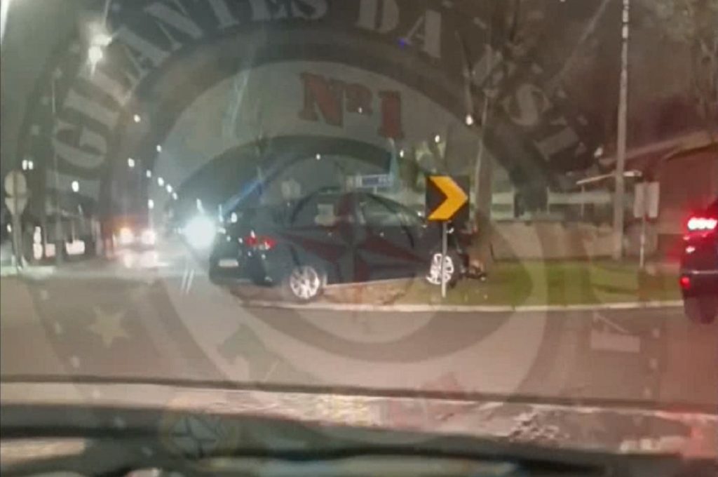 Carro despista-se e embate contra árvore numa rotunda (c/ vídeo) despiste