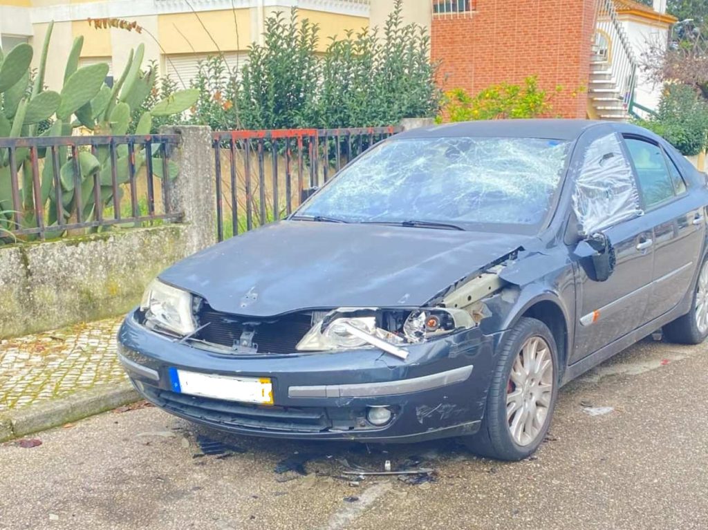 Carro abandonado e vandalizado junto ao bairro 1º de maio vandal 5f 40aa 884b 5ee3df95b406