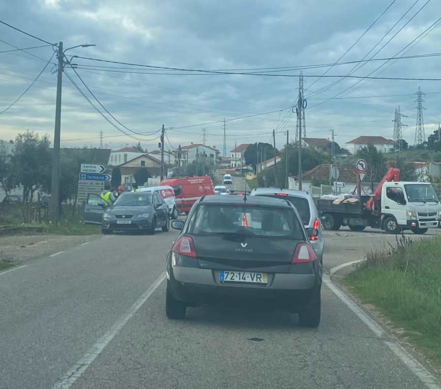 Acidente com três viaturas provoca quatro feridos IMG 20250214 WA0003