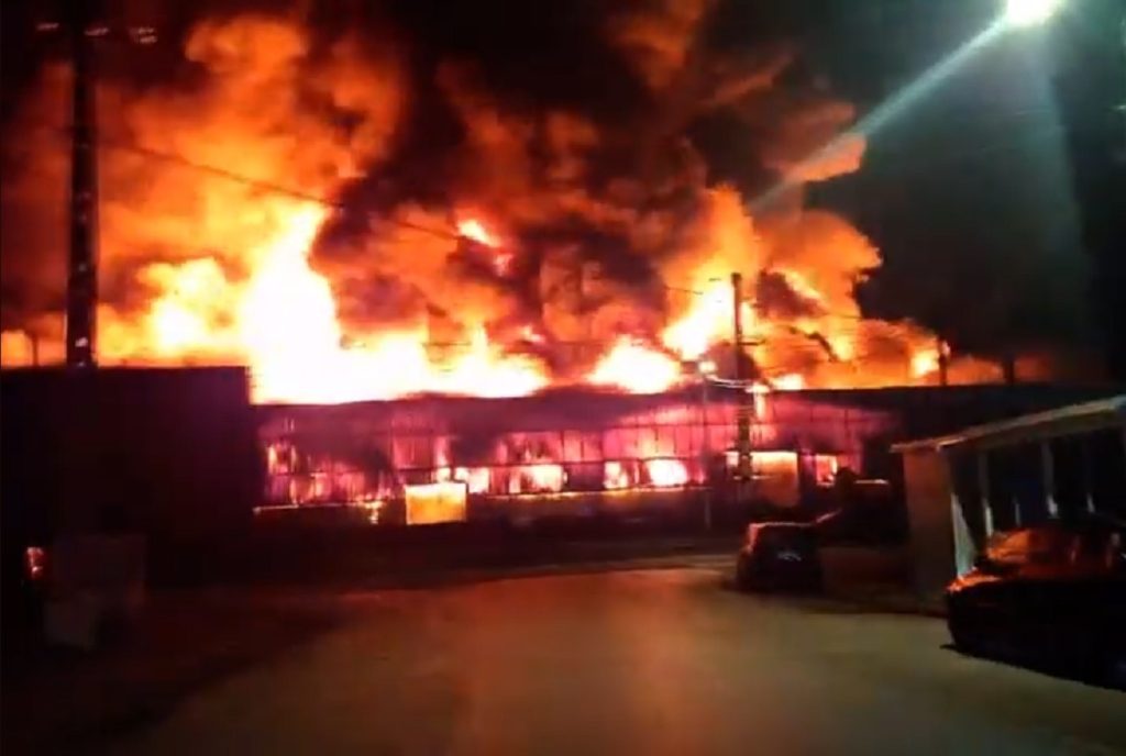 Incêndio destrói armazém de produtos chineses em Santarém chin 2