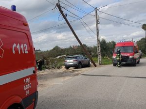Carro despista-se e arranca poste despiste 6789 615083481232731 4997602879315794298 n