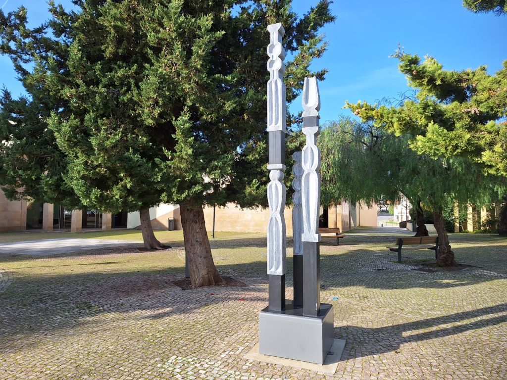 Que escultura é esta em frente à biblioteca? escultura 20250112 104142