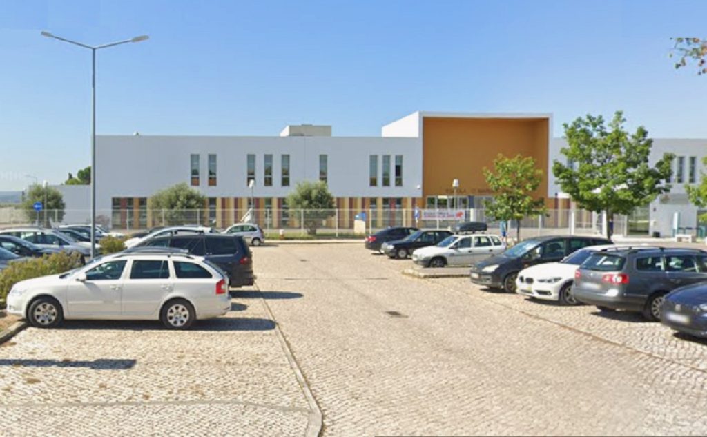 Agrupamento de escolas da Barquinha proíbe telemóveis vnb