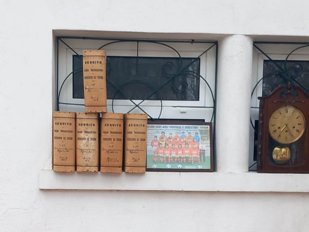 Livros do arquivo da câmara de Tomar à venda na feira de velharias IMG 20250302 WA0003 Copia