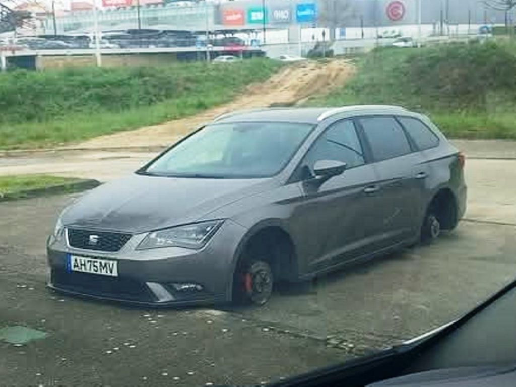 Roubaram as quatro rodas de um carro estacionado na avenida do hospital IMG 20250312 WA0000