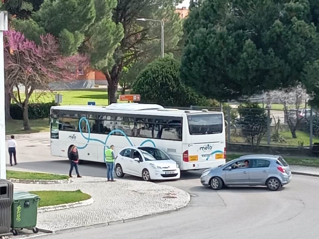 Carro entalado por autocarro acid IMG 20250327 WA0003