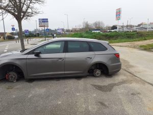 Roubaram as quatro rodas de um carro estacionado na avenida do hospital carro 0 1197420981894694 3114828634259088195 n