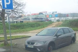 Roubaram as quatro rodas de um carro estacionado na avenida do hospital carro Messenger creation DEFBBDBB 3313 4DF9 B13D ECEC6ADEC940