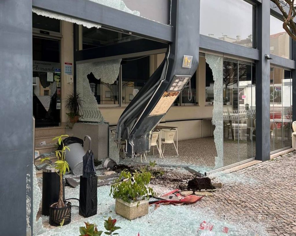 Jovem de Abrantes despistou-se e destruiu fachada de cervejaria em Leiria cervej 1233776314941779 7879081357199771975 n