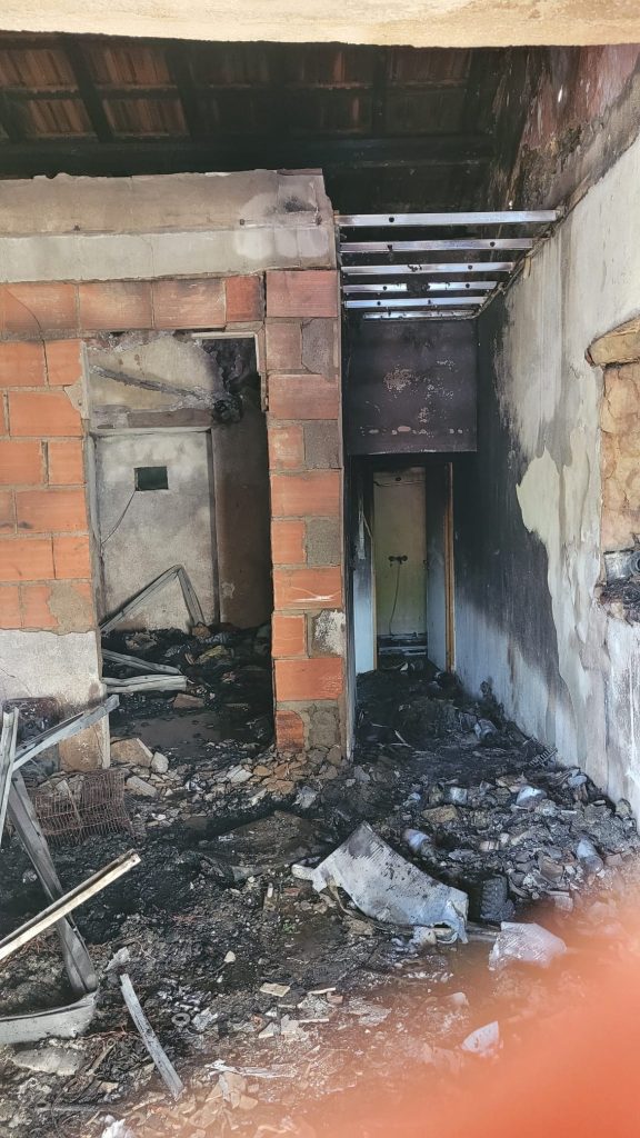 Incêndio em habitação deixou homem desalojado em Ferreira do Zêzere incendio Casa destruida