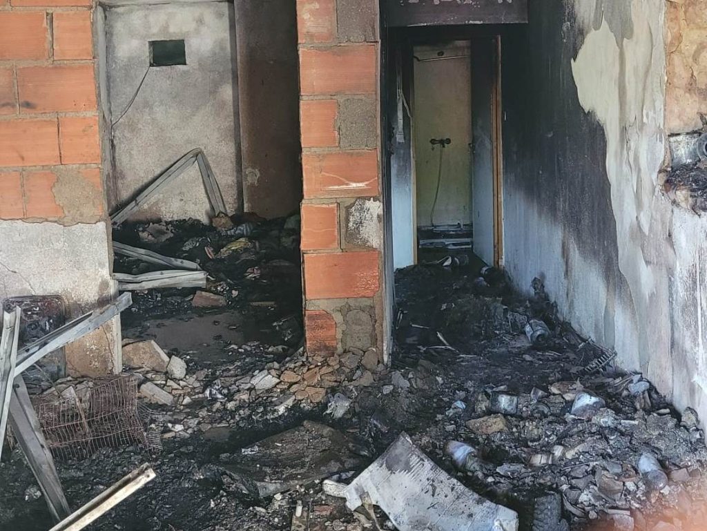 Incêndio em habitação deixou homem desalojado em Ferreira do Zêzere incendio Casa destruida Copia