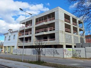 Novos prédios não cumprem alinhamento urbanístico predio 20250323 170138
