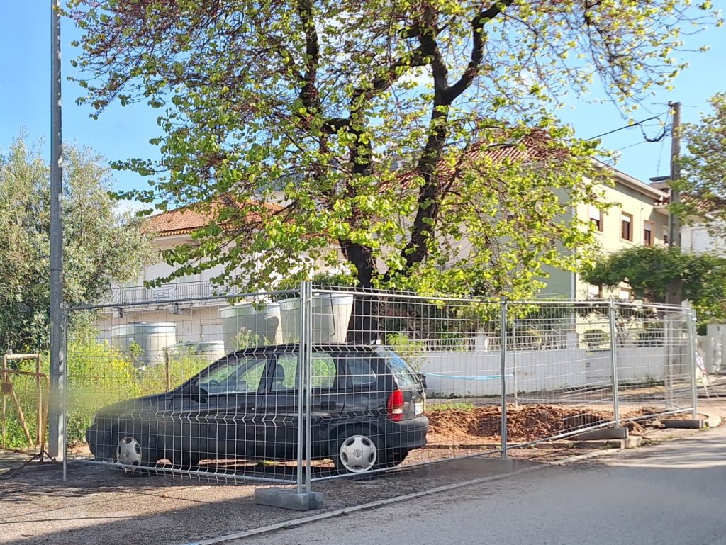 Insólito: carro ficou estacionado dentro do estaleiro da obra 20250422 094600
