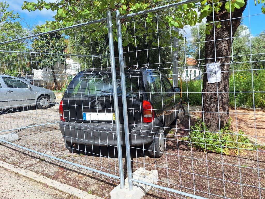 Insólito: carro ficou estacionado dentro do estaleiro da obra 20250422 103653