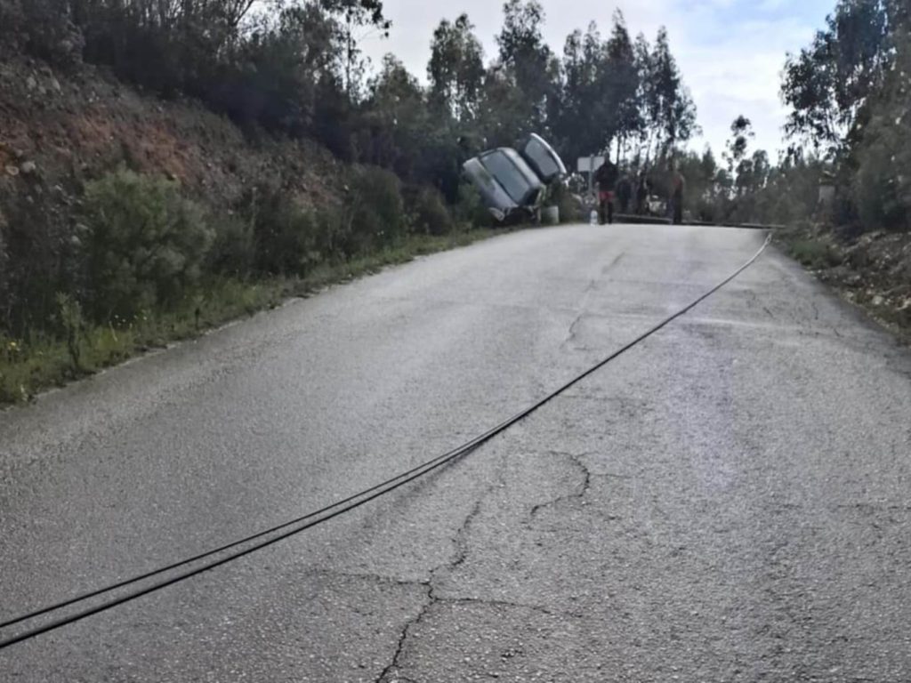 Carro despista-se e derruba poste IMG 20250406 WA0000
