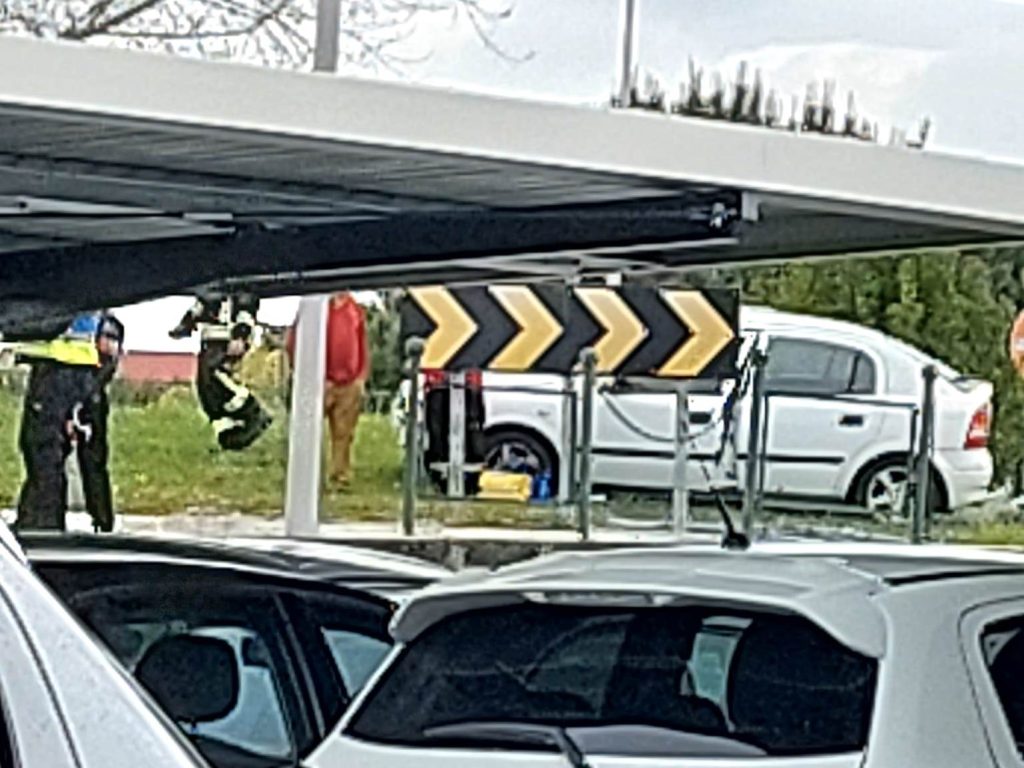 Carro seguiu em frente e só parou na rotunda IMG 20250411 WA0004