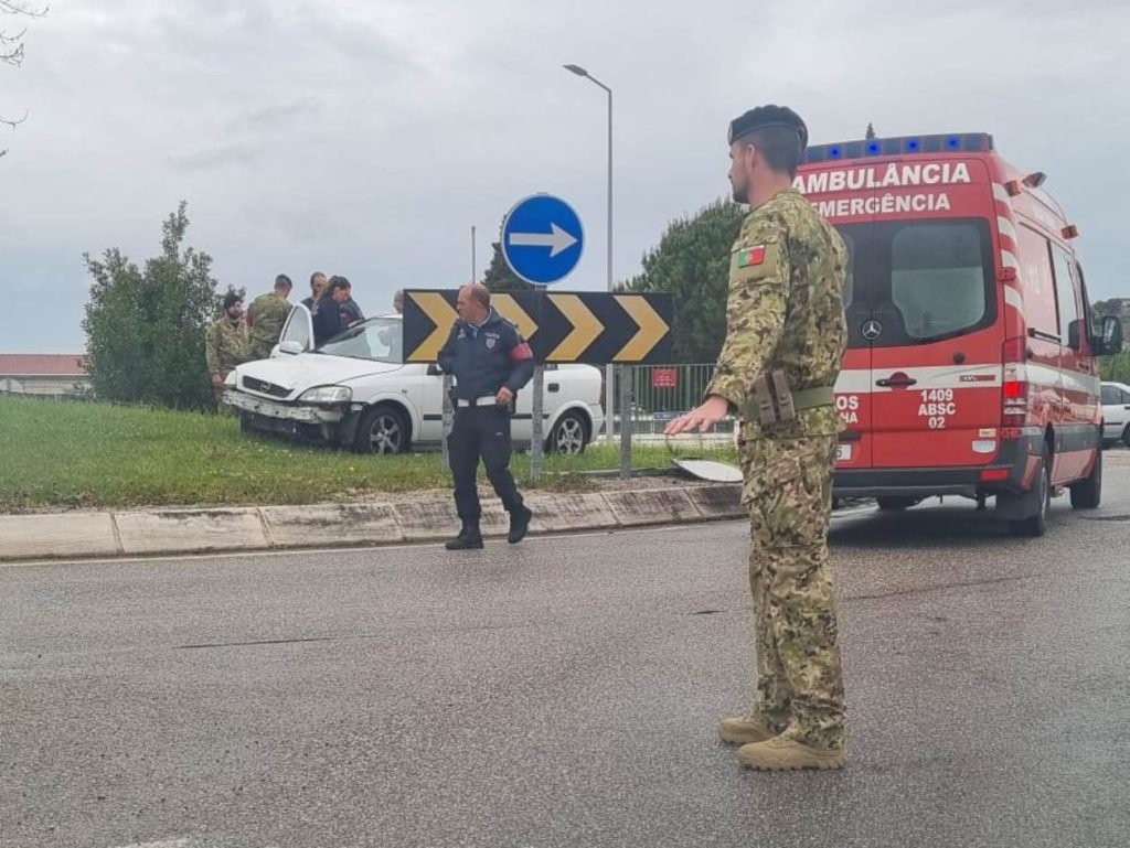 Carro seguiu em frente e só parou na rotunda IMG 20250411 WA0005