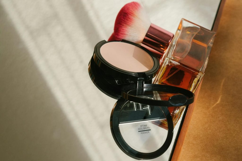 https://www.pexels.com/es-es/foto/foto-de-primer-plano-del-set-de-maquillaje-3059608/ bel 2