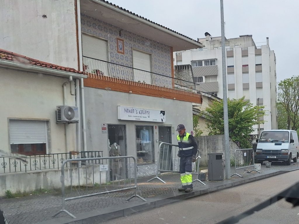 Câmara coloca pilaretes na estrada da Serra calcada 20250421 110733