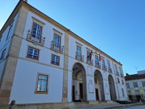 Algumas falhas no hastear das bandeiras em Tomar camara 20250424 183120
