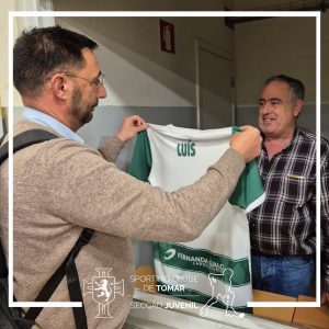 E o primeiro a completar a caderneta de cromos do Sp. Tomar foi… cromos 89 122279005124002506 4458893764650028370 n