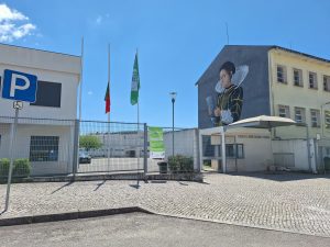 Algumas falhas no hastear das bandeiras em Tomar escola nuno alvares pereira 20250424 130458