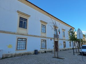 Algumas falhas no hastear das bandeiras em Tomar tribunal trabalho 20250424 183846