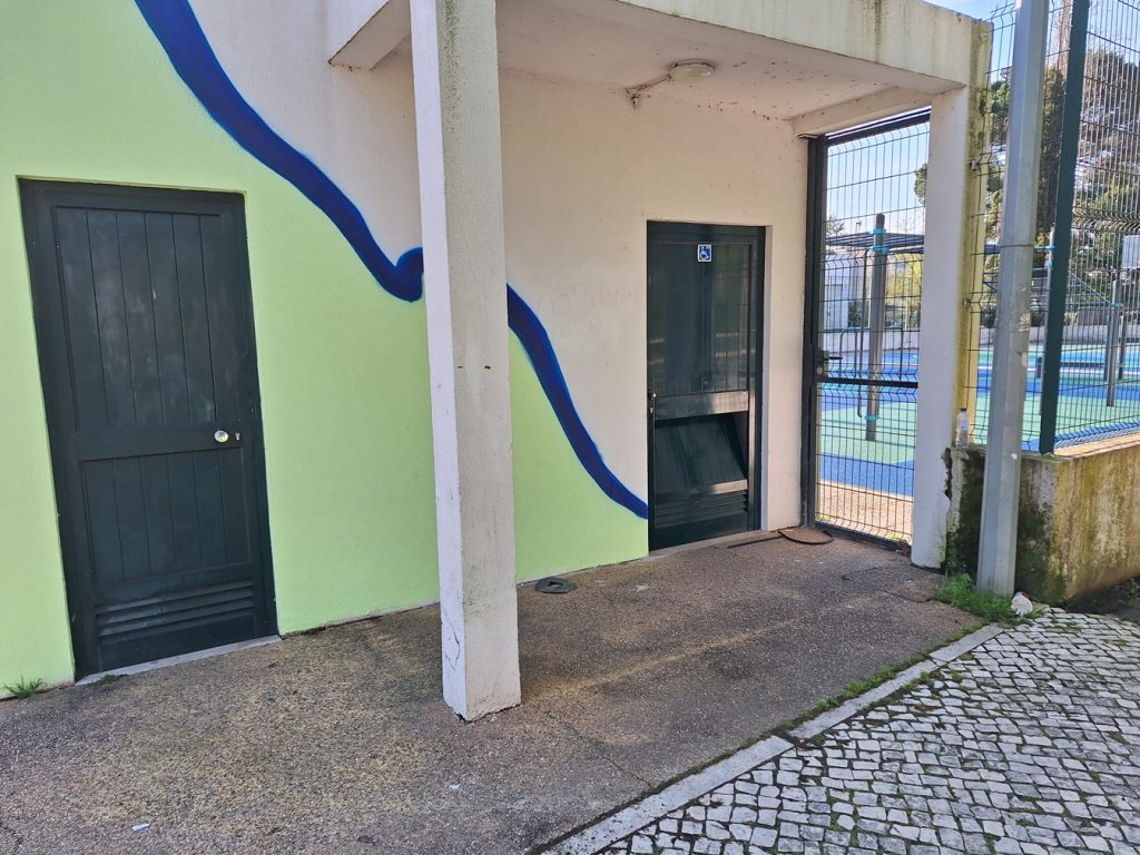 Mais um ato de vandalismo nas casas de banho públicas da zona desportiva vandalismo wc 20250407 085022