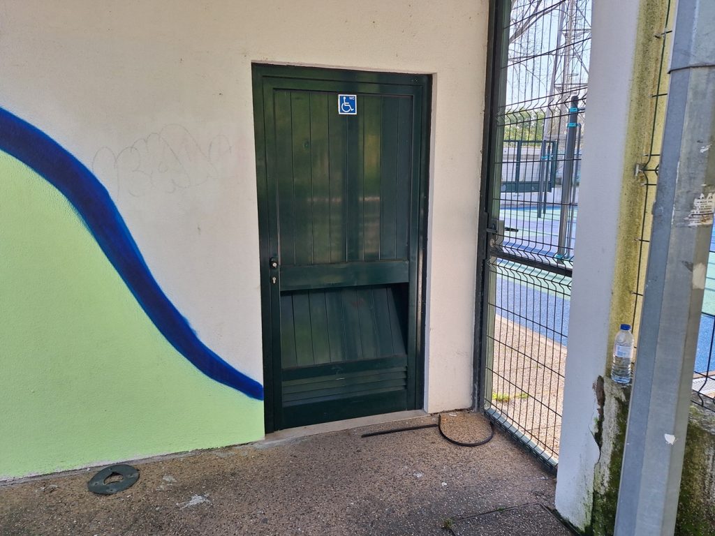 Mais um ato de vandalismo nas casas de banho públicas da zona desportiva vandalismo wc 20250407 085030
