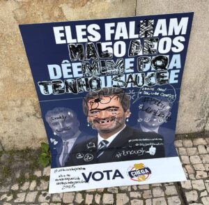 Cartazes de campanha vandalizados Messenger creation 98B90AC1 E9DC 4C0F BC95 6593E4FF7629