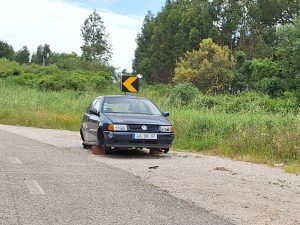 Roubaram pneus a carro abandonado há meses carro 20250508 153218