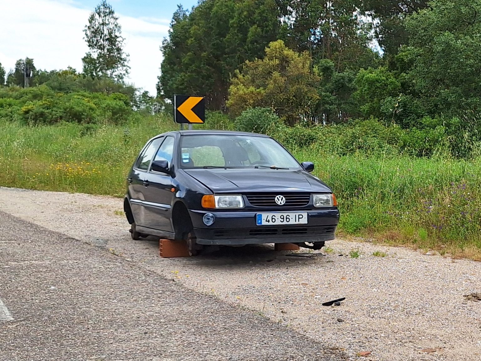 Roubaram pneus a carro abandonado há meses carro 20250508 153219