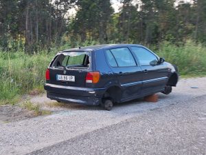 Roubaram pneus a carro abandonado há meses carro 20250508 192131