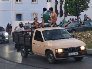 Sporting campeão: Maré verde toma conta da rotunda Alves Redol em Tomar sporting 20250517 202958