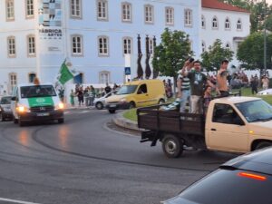 Sporting campeão: Maré verde toma conta da rotunda Alves Redol em Tomar sporting 20250517 204043