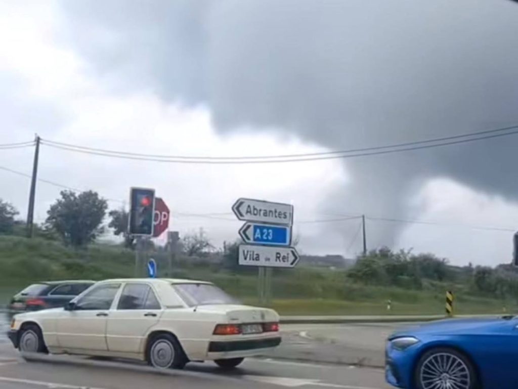 Tornado no Sardoal provoca estragos (c/ vídeos) tornado sardoal 25777523116676 5493069760845583584 n