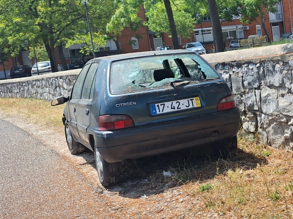 Mais um carro abandonado e vandalizado 20250617 152529