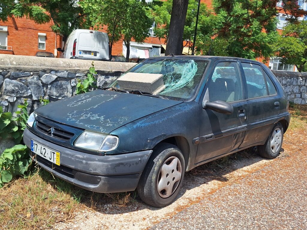 Mais um carro abandonado e vandalizado 20250617 152547