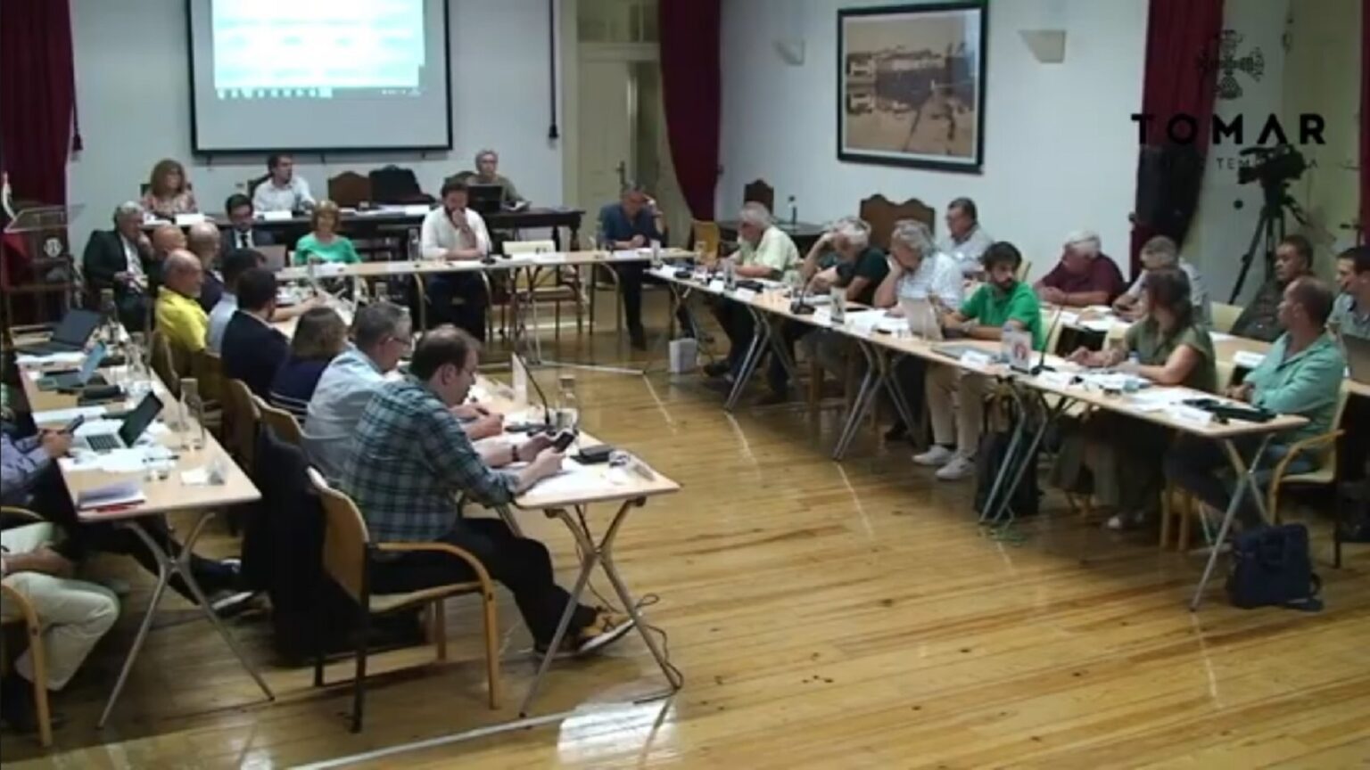 Deputado municipal manda vereador “baixar a bola” (c/ vídeo) assembleia municipal