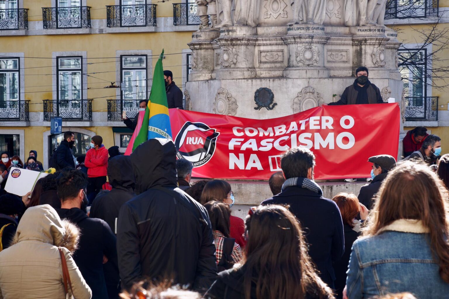 Extremismos em Ascensão: Quando o Poder Ignora a Sociedade manif