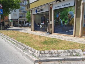 Canteiros de relva estão a morrer à sede relva 20250617 140831