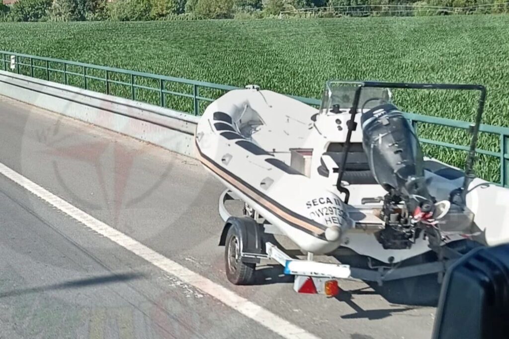 Atrelado com barco abandonado na A13 atrelado 054785073447719 2883857317189091310 n Copia
