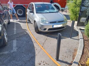 Carro mal estacionado impede acesso a captação de água estac Messenger creation 068345AF 78A3 42F0 B2C5 879D4C267785