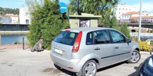 Carro mal estacionado impede acesso a captação de água estac Messenger creation 1DD0F32A 042A 47C6 AA4E E68F2A918D96