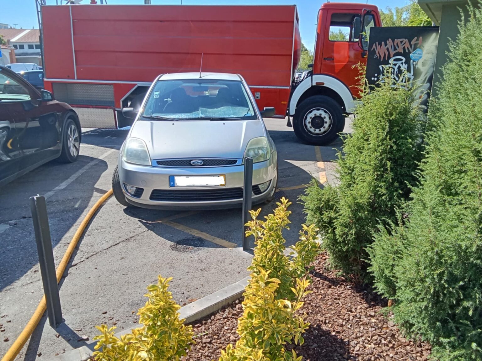 Carro mal estacionado impede acesso a captação de água estac Messenger creation 48848525 99A0 43C7 B85F 01E518069DBE
