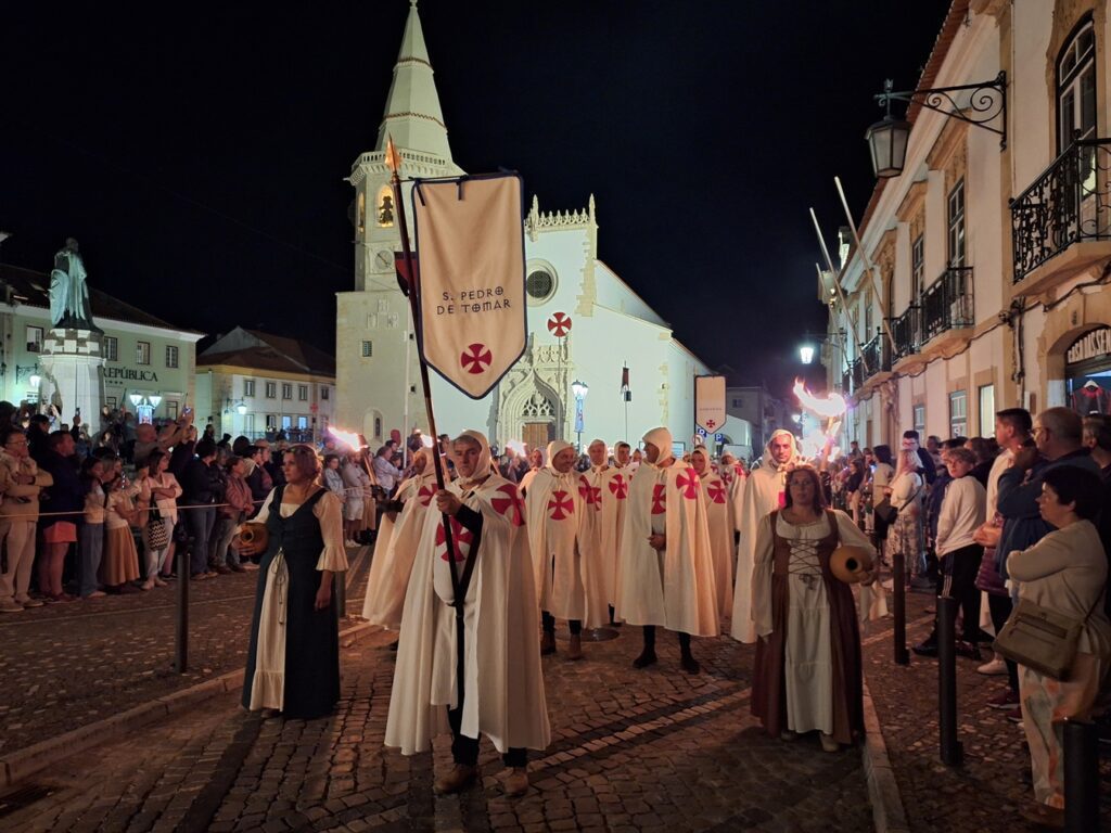 Cortejo noturno da Festa Templária em imagens festa templaria 20250712 223810