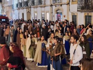 Cortejo noturno da Festa Templária em imagens festa templaria 20250712 224030